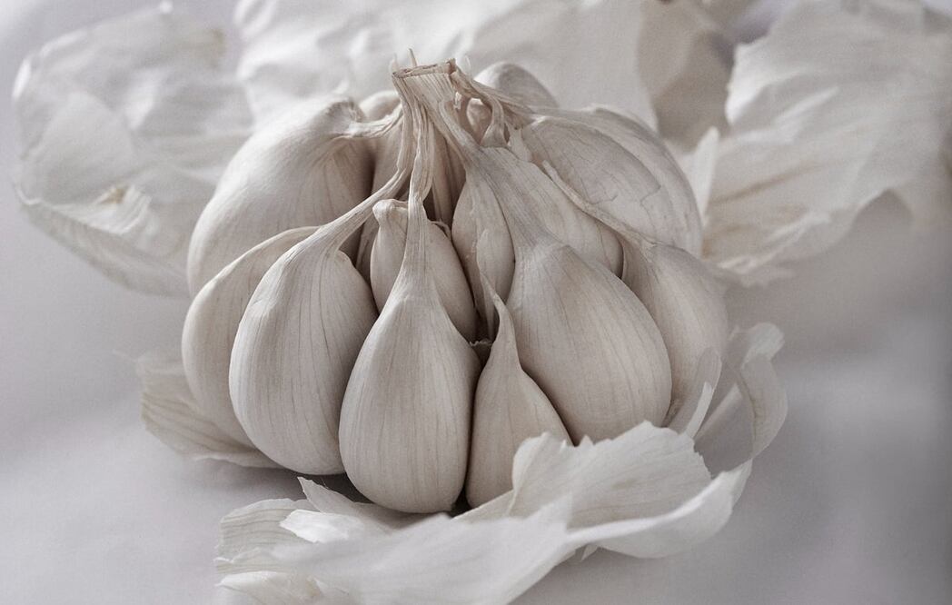El ajo es frecuentemente usado en la cocina, y tiene diversas propiedades que favorecen la salud / Foto: Unsplash
