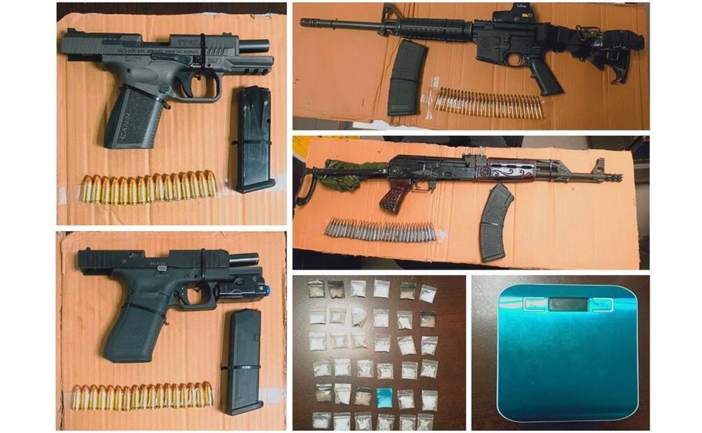 Las autoridades les decomisaron armas de fuego, cargadores y cartuchos tras una persecución en Ixmiquilpan, Hidalgo (10/01/2025). Foto: Especial