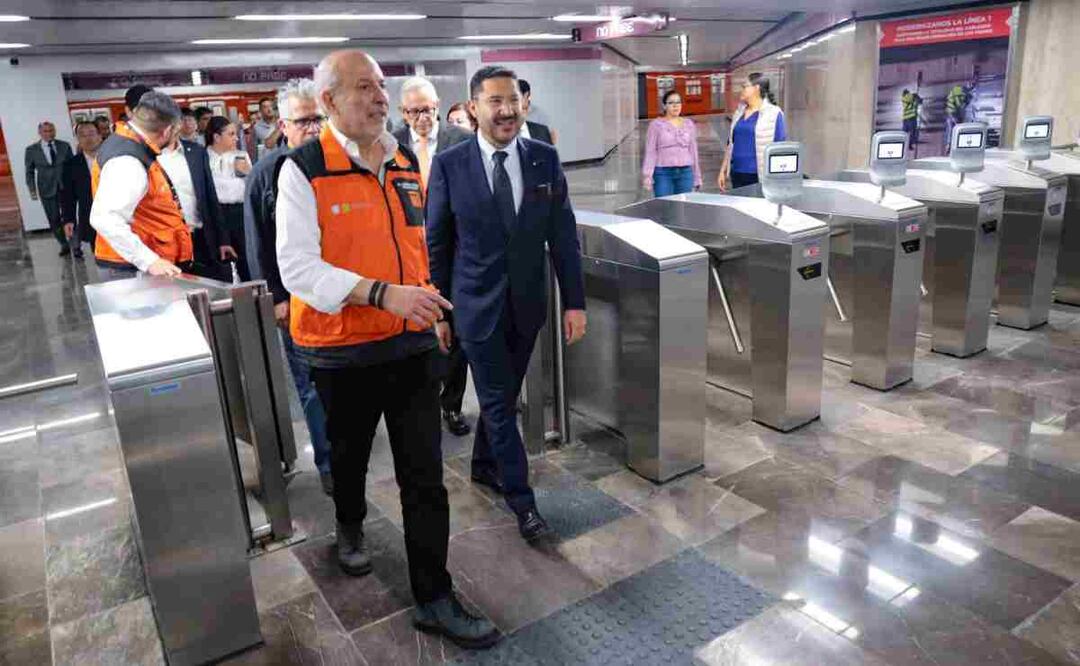 Guillermo Calderón Aguilera, director del Metro, y Martí Batres, Jefe de Gobierno, recorrieron la Línea 1 en su tramo de Salto del Agua a Pantitlán, esto con miras a poner en marcha este tramo que ha estado cerrado por meses debido a su remodelación. Foto: Cuartoscuro