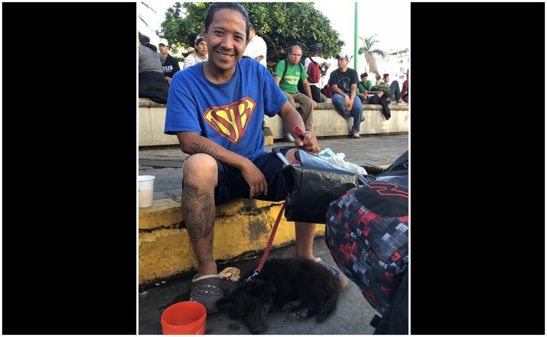 Migrante viaja con su perrita rumbo a EU en la caravana. Foto: Notimex