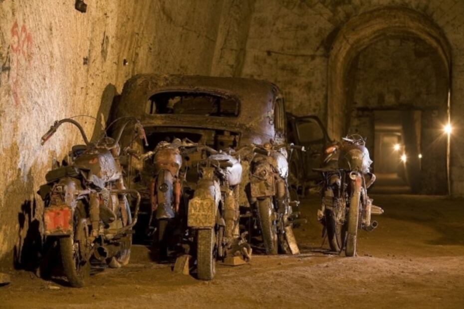El túnel secreto que guarda cientos de autos abandonados en el olvido