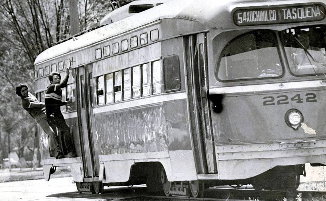 Un par de jóvenes viajan de "mosca" en el tranvía en los años 70. La ruta que iba del Metro Tasqueña a Xochimilco sobrevivió hasta la siguiente década, cuando fue reemplazada por el Tren Ligero. Imagen: Archivo EL UNIVERSAL.