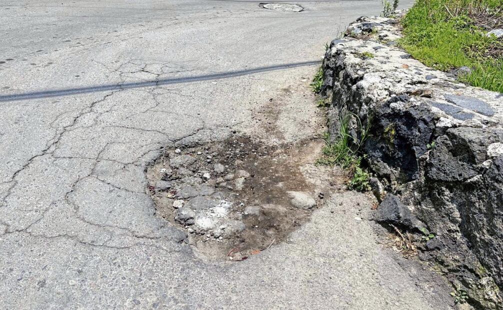 Bache localizado en San Andrés Totoltepec, en la alcaldía Tlalpan, donde los vecinos dicen que ya llevan tres meses denunciando varias oquedades. Foto: Fernanda Rojas / EL UNIVERSAL
