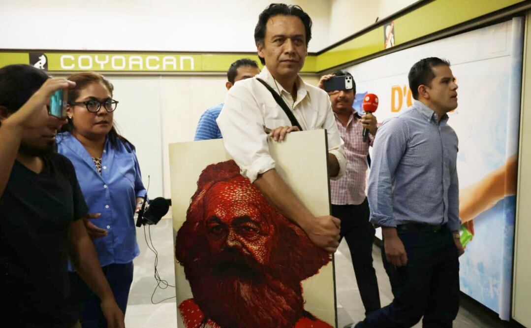 El exfuncionario Marx Arriaga abandonó las instalaciones de la SEP tras 100 horas atrincherado en su oficina este martes 17 de febrero de 2026. Foto: Fernanda Rojas/ EL UNIVERSAL