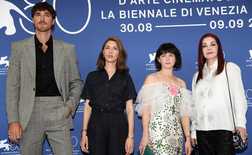 El actor australiano Jacob Elordi, la cineasta estadounidense Sofia Coppola, la actriz estadounidense Cailee Spaeny y la empresaria estadounidense Priscilla Presley posan durante la presentación de "Priscilla" en el Festival de Cine de Venecia. Foto: EFE.