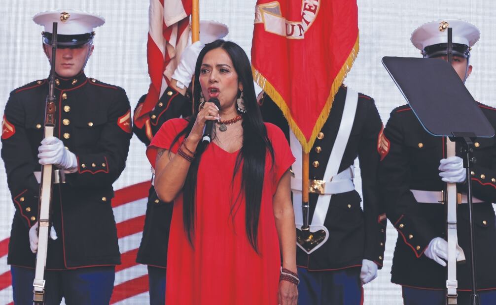 La cantante Lila Downs se llevó los aplausos por cantar el Himno Nacional Mexicano durante la ceremonia diplomática. Foto: Fernanda Rojas/ EL UNIVERSAL