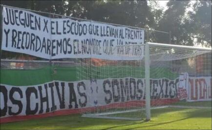 Chivas entrenó entre mensajes de la afición