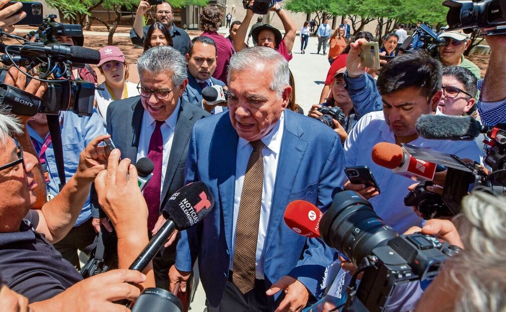 Los abogados Frank Pérez y Raymundo Velarde, al término de una audiencia. Foto: Andres Leighton | EFE