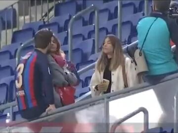 Gerard Piqué, acompañado por su novia Clara Chía; se besaron en el Camp Nou tras la despedida del jugador