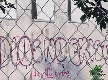 Sujeto grafitea una iglesia, fue descubierto, pero logró escapar a bordo de una bicicleta
