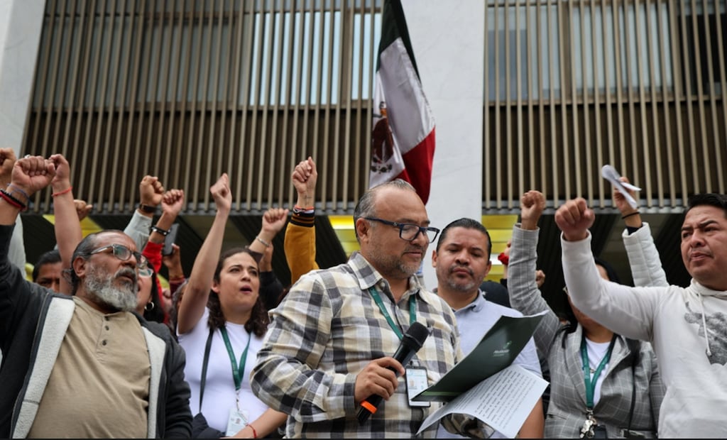 Trabajadores del Poder Judicial y del INCIFO realizaron una protesta y ofrecieron una conferencia de prensa en respuesta a las declaraciones del presidente del Tribunal Superior de Justicia y del secretario de Gobierno capitalino en la Ciudad de México, el 27 de junio de 2025. Foto: Fernanda Zamora/ EL UNIVERSAL