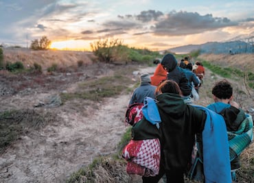 Procesan por amotinamiento a más de 200 migrantes que cruzaron de México a EU