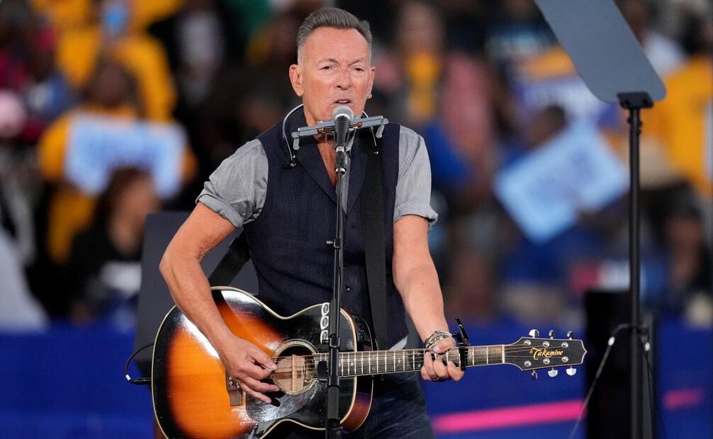 Antes del discurso de los políticos, el cantante Bruce Springsteen pidió el voto para la candidata demócrata y su compañero de fórmula, Tim Walz, porque "están comprometidos con una visión de país que respeta e incluye a todos". Foto: AP