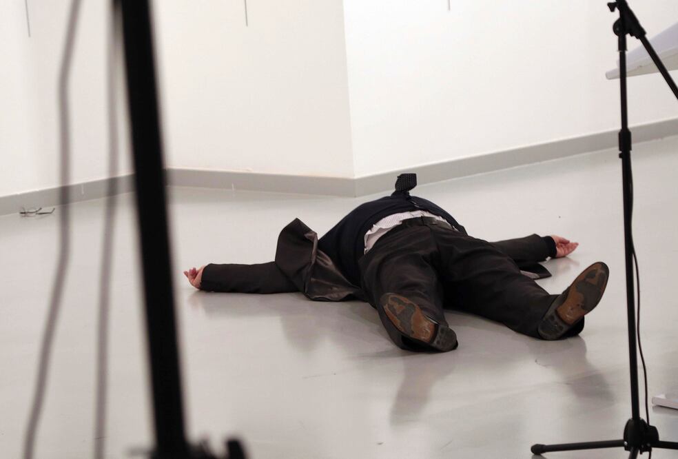 El hombre que disparó contra Karlov, durante la apertura de una exposición de fotos en Ankara, lanzó tras el mortal ataque gritos sobre Alepo y Siria (Foto: AP)