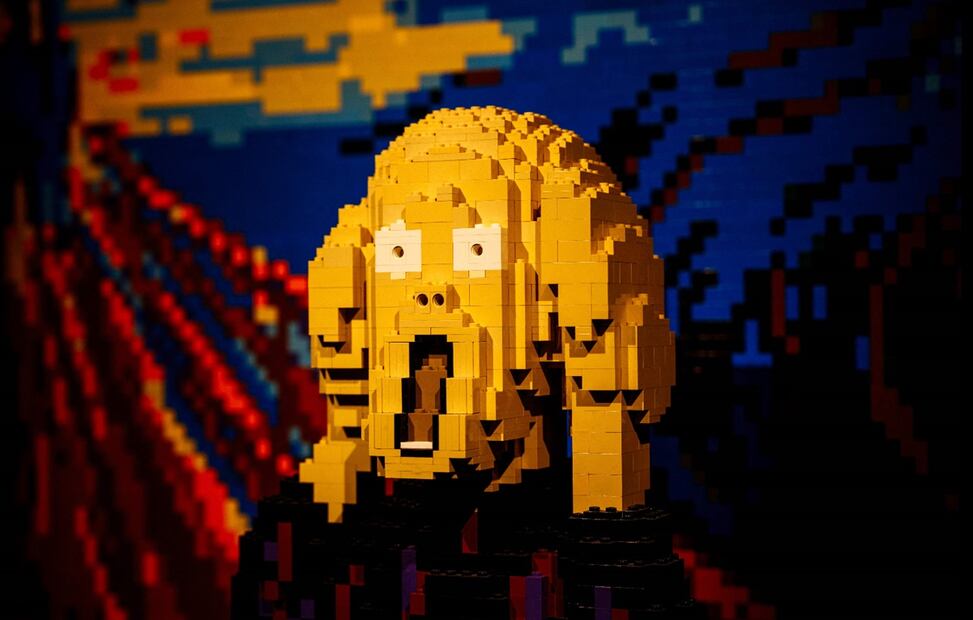 Representación de "El Grito", Edward Munch, en la exposición “The Art of the Brick”.
Foto: AFP / Dimitar Dilkoff