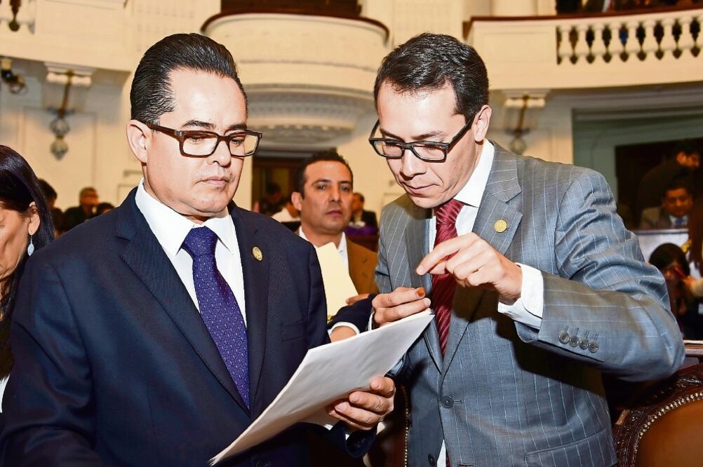 El perredista Leonel Luna y el diputado del PVEM Fernando Zárate intercambian puntos de vista sobre la ley de vivienda aprobada ayer (ASAMBLEA LEGISLATIVA)