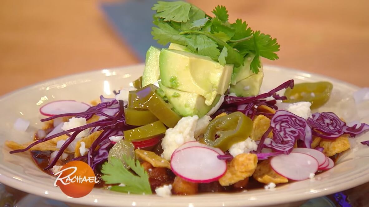 Rachael Ray complementó su "pozole" con chiles jalapeños / Foto: YouTube The Rachael Ray Show