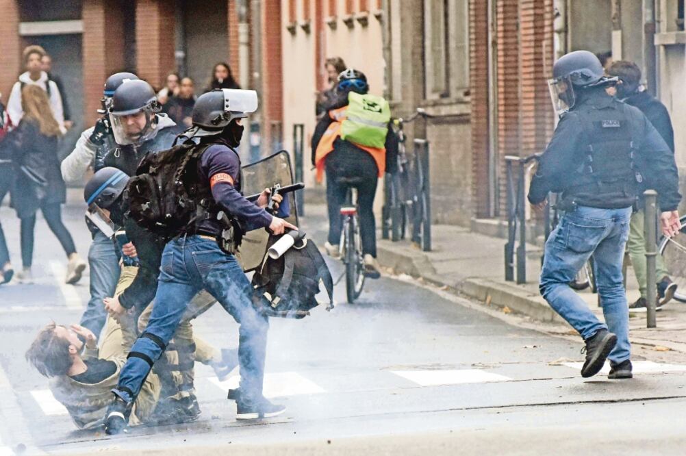Policías detienen a un manifestante cerca de Pont Neuf, en Toulouse, Francia, donde ayer protestaron estudiantes contra la reforma educativa. (REMY GABALDA. AFP)