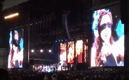 Mujeres replican "El violador eres tú" en concierto de Café Tacvba