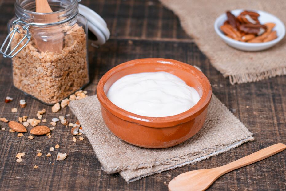 Yogur griego para tu ensalada de manzana. Foto: Freepik