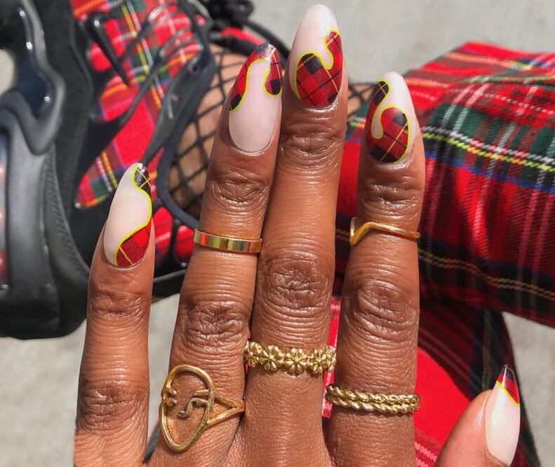 En el estilo y color que prefieras, el nail art tipo tartán se adapta a cualquier estilismo Foto: Instagram