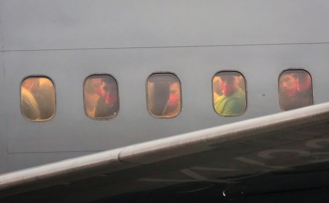 Migrantes deportados hace meses por Estados Unidos a El Salvador llegan al Aeropuerto Internacional Simón Bolívar en Maiquetía, Venezuela. Foto: AP