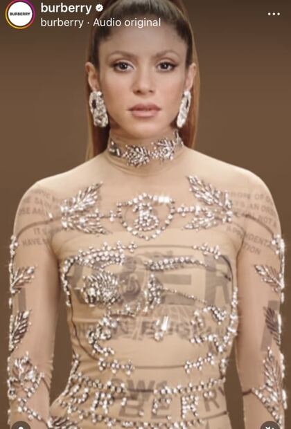 Shakira luce vestido transparente y deja ver su ropa interior
