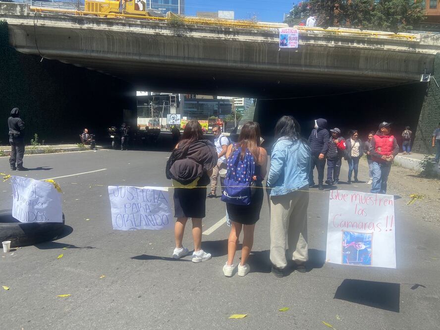 Familiares y amigos de Orlando Martínez, quien murió atropellado el pasado sábado 5 de octubre, mantienen un bloqueo en avenida Vasco de Quiroga, en la alcaldía Cuajimalpa, para exigir justicia para el joven (11/10/2024). Foto: Juan Carlos Williams