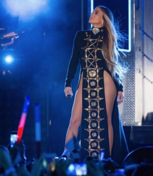 Jennifer Lopez sorprende con sensual vestido