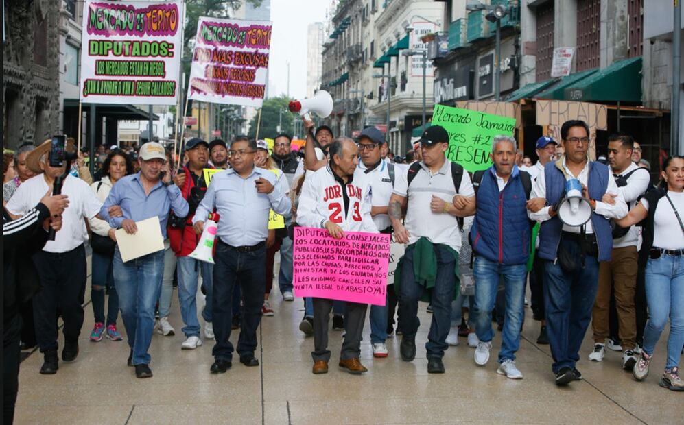 Locatarios de distintos mercados públicos de la capital marcharon al Congreso capitalino, para exigir a los diputados "un alto al abasto popular". Foto: Darío Luna/EL UNIVERSAL