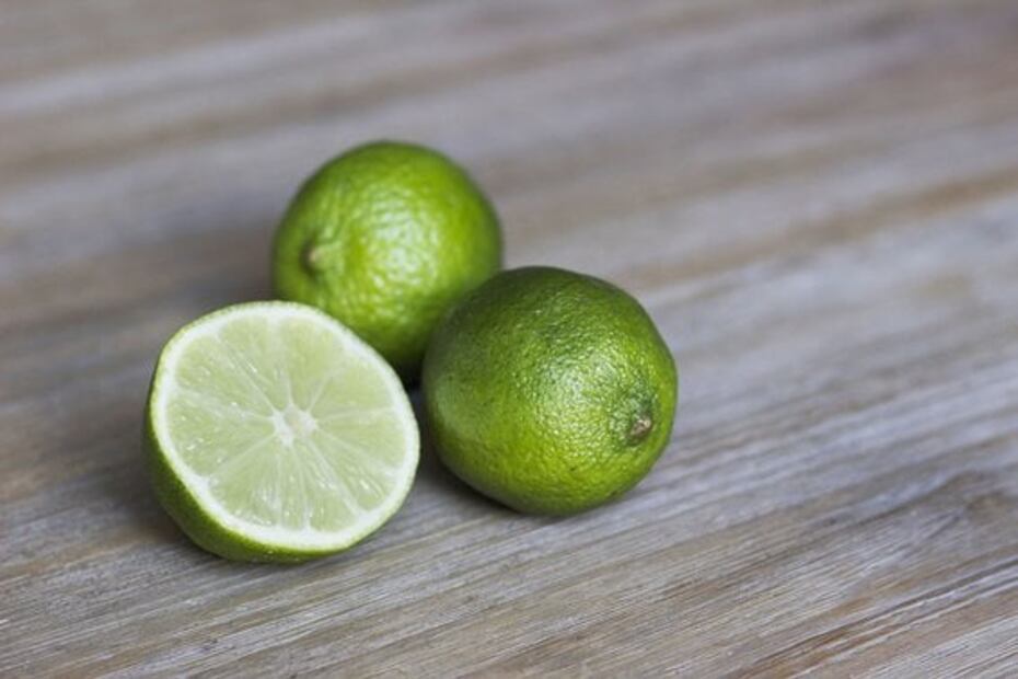 Disfruta los beneficios de esta refrescante agua de perejil con limón