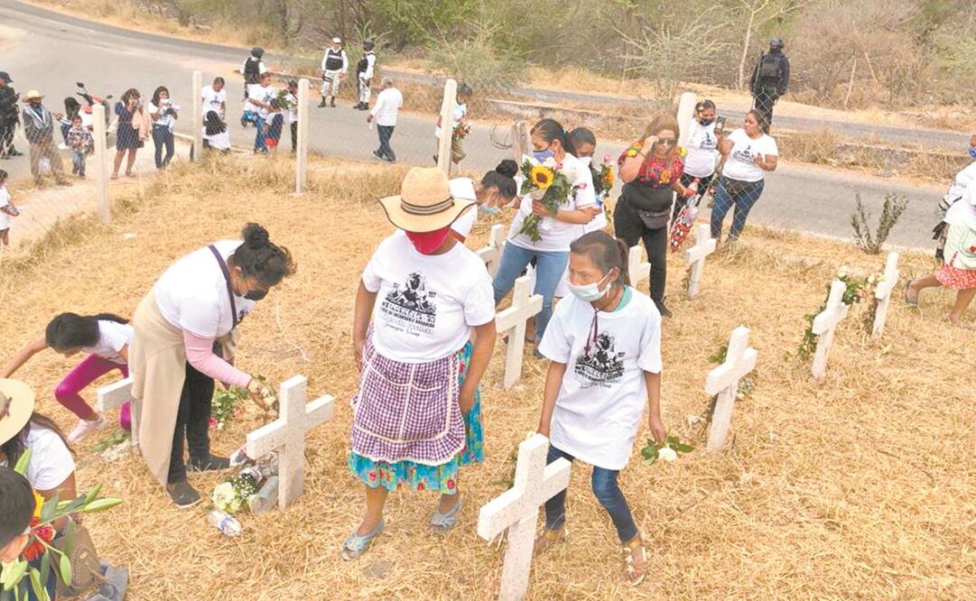 Más de 100 mujeres nahuas forman el colectivo Siempre Vivos, dedicado a buscar a jóvenes que desaparecieron en el estado de Guerrero. Fotos: ESPECIAL