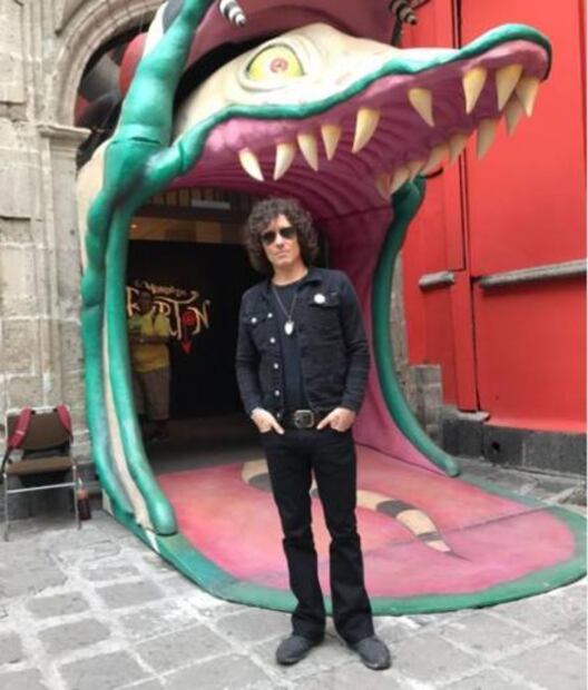 Enrique Bunbury visita expo de Tim Burton en el Franz Mayer