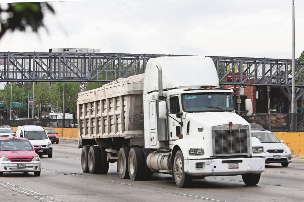 De enero a julio, la Canacar reportó el robo de 663 camiones completos, lo que representó un alza de 986 unidades respecto a 2015. (ARCHIVO EL UNIVERSAL)
