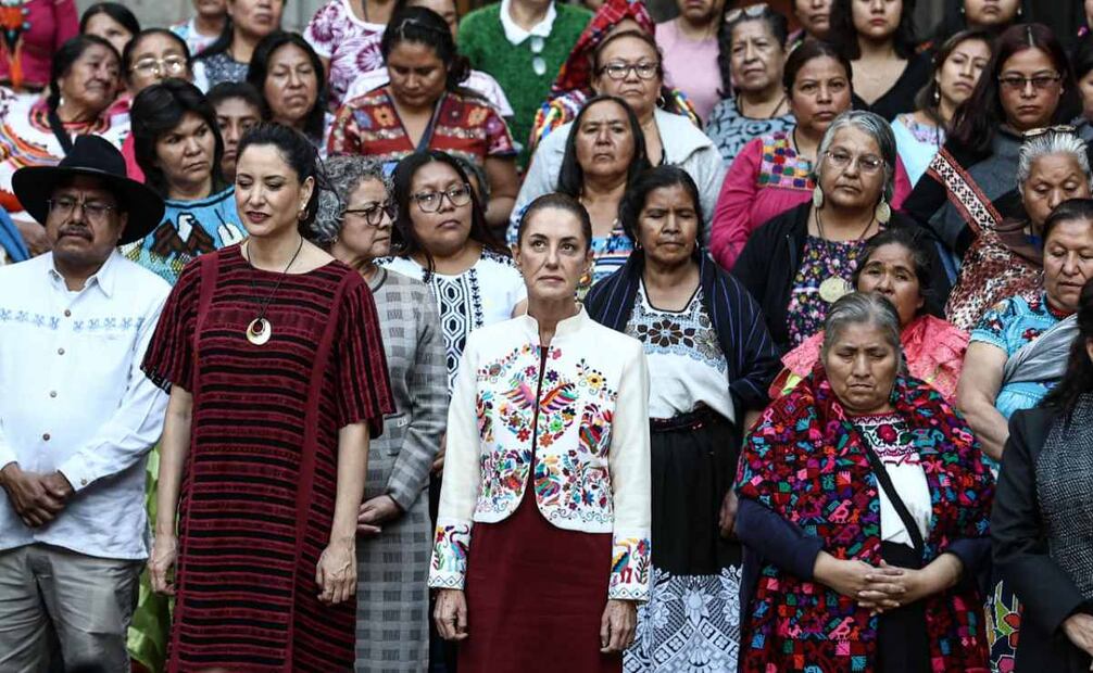 La presidenta Claudia Sheinbaum Pardo preside Original Encuentro de Arte Textil Mexicano, en el Patio Central de Palacio Nacional. Foto: Gabriel Pano/EL UNIVERSAL