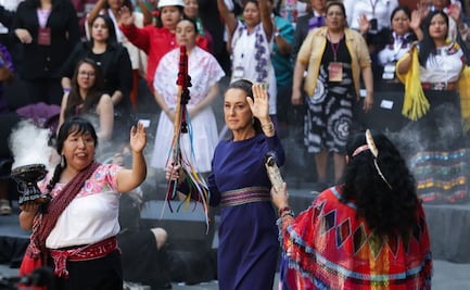 8M: Mujeres indígenas entregan bastón de mando a Sheinbaum; “¡Mucha fuerza!”, le desean