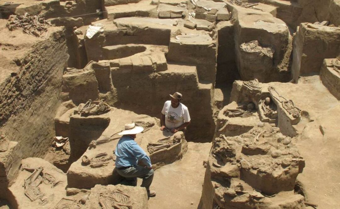 Arqueólogos trabajan en una plataforma funeraria de la región de Lambayeque, que también fue registrada por drones. (FOTO: Archivo EL UNIVERSAL)