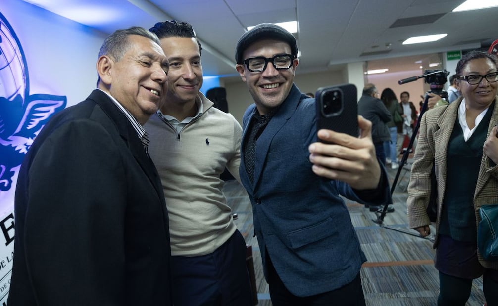 Suscriptores de EL UNIVERSAL se tomaron la foto del recuerdo junto al periodista Mario Maldonado.  |  Foto: Germán Espinosa.