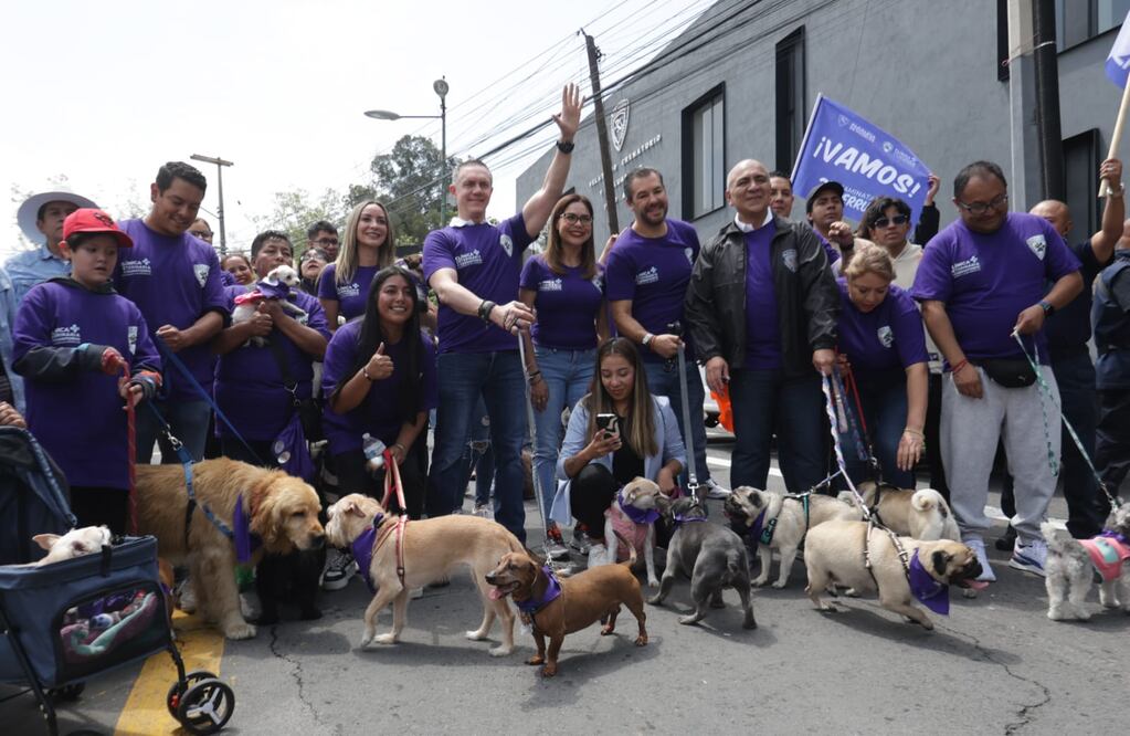 20 DE JULIO DE 2024, CIUDAD DE MÉXICO. Adrián Rubalcava y el alcalde de Cuajimalpa, Carlos Gómez encabezaron la "Caminata perruna" e inauguraron una clínica veterinaria y crematorio para mascotas en dicha demarcación. (FOTO: CARLOS MEJIA/EL UNIVERSAL)