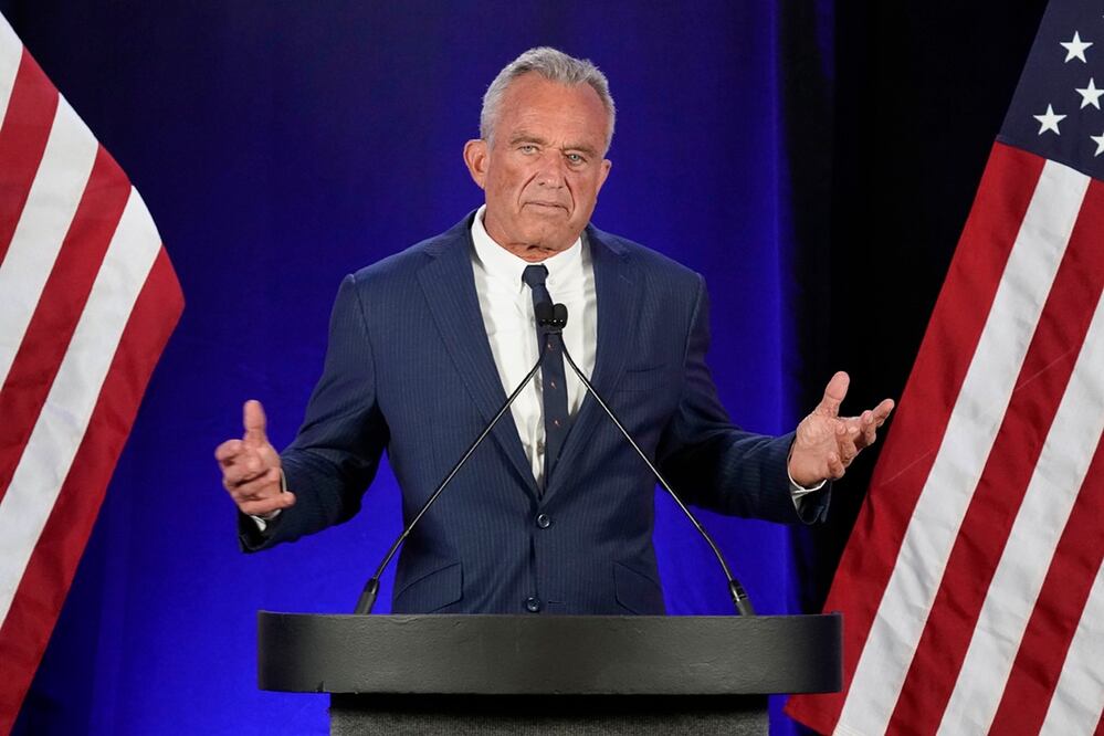 Robert F. Kennedy Jr., candidato independiente, al anunciar que "suspende" su campaña en una conferencia en Phoenix, Arizona. Foto: AP