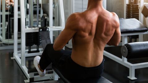 El entrenamiento de hipertrofia y biomecánica ideal para fortalecer la espalda, según entrenador