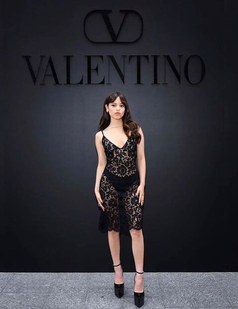 Jenna Ortega, la nueva Merlina, luce vestido Valentino de encaje