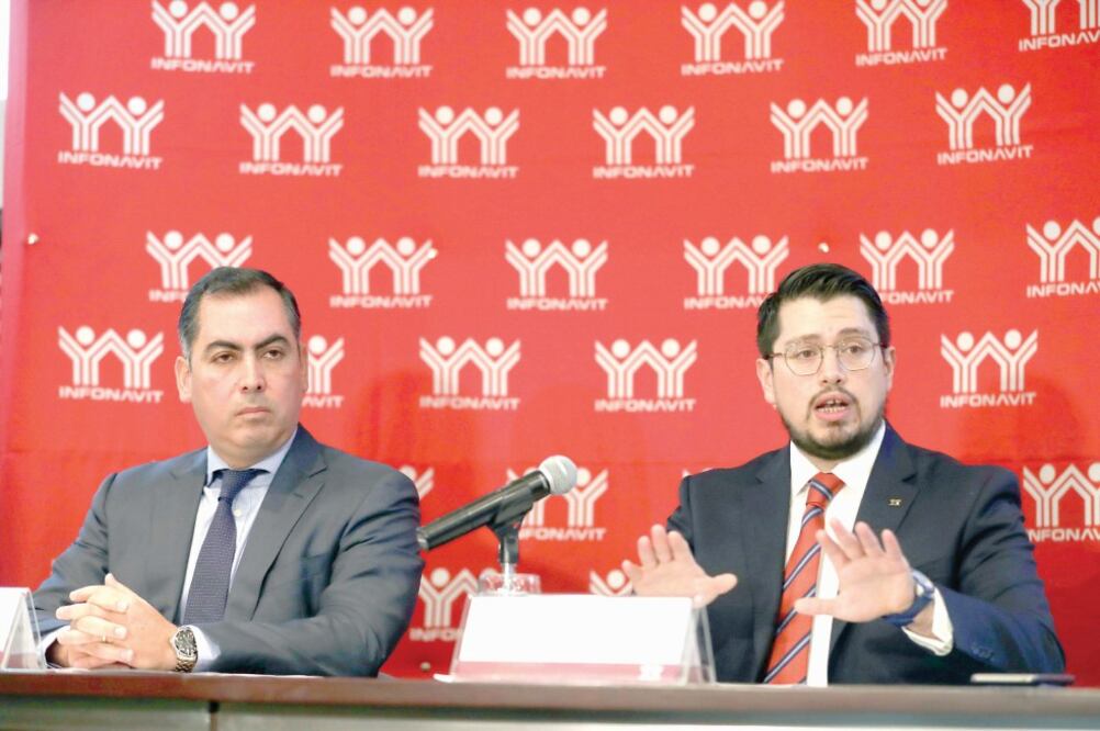 Bernardo Altamirano y Carlos Martínez, subdirector de Cartera y director del Infonavit, respectivamente, al anunciar la revisión a despachos de cobranza. Foto: LUIS CORTÉS. EL UNIVERSAL