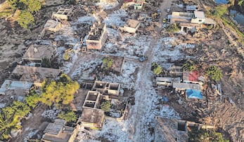 A un mes de que se desbordó el río Cazones, en Veracruz, habitantes siguen removiendo lodo y escombros para recuperar sus viviendas. Foto: de Gabriel Pano. El Universal