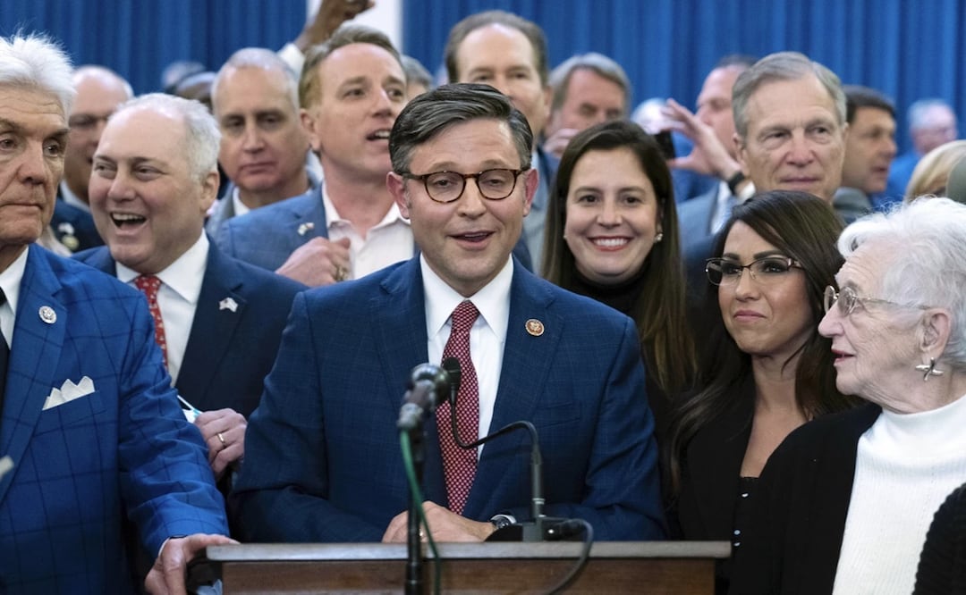 El representante Mike Johnson habla después de haber sido nominado para la presidencia de la Cámara de Representantes de EU, en el Capitolio. Foto: AP