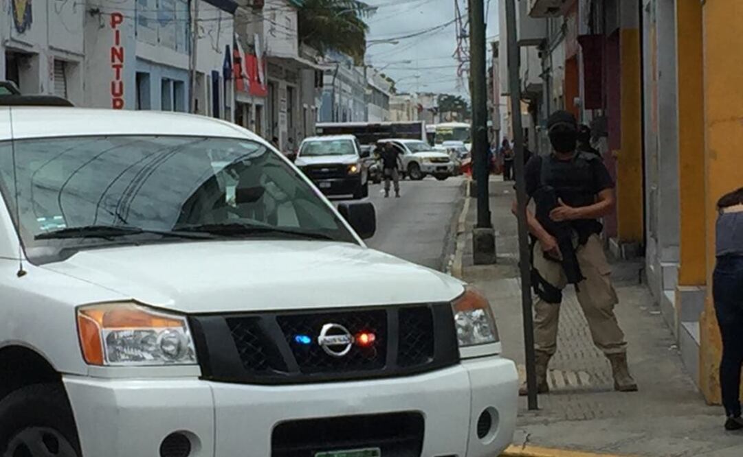 Agentes armados participaron en un operativo en una tienda del Centro de Mérida, en donde se aseguró telas robadas en otro Estado    Foto de Cuauhtémoc Moreno 