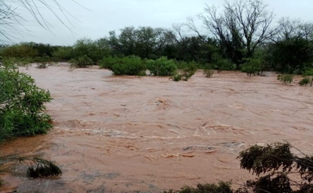 Lluvia provoca cierres en carreteras e incomunica a sonorenses