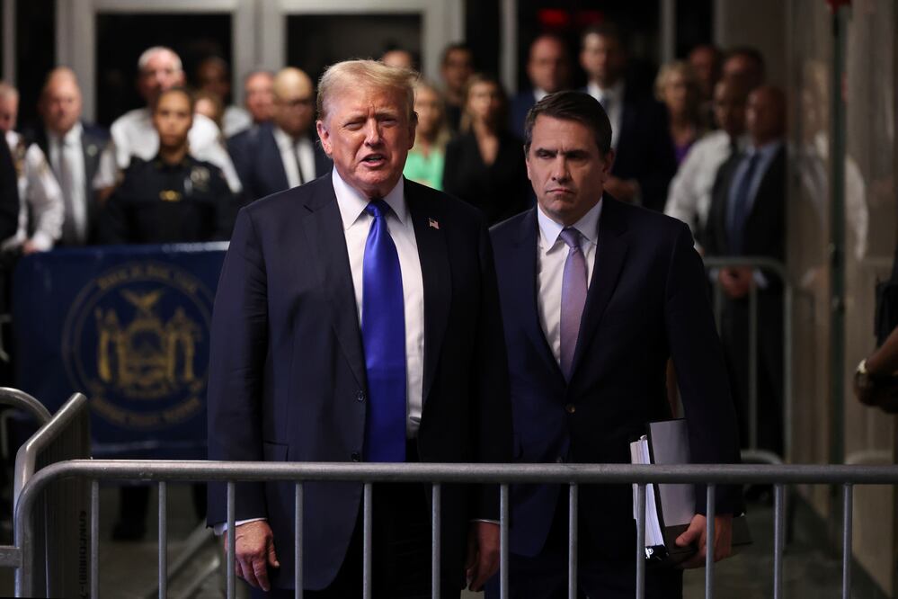 El expresidente Donald Trump habla con los medios junto a su abogado Todd Blanche después de ser declarado culpable en su juicio en Nueva York. Foto: AP