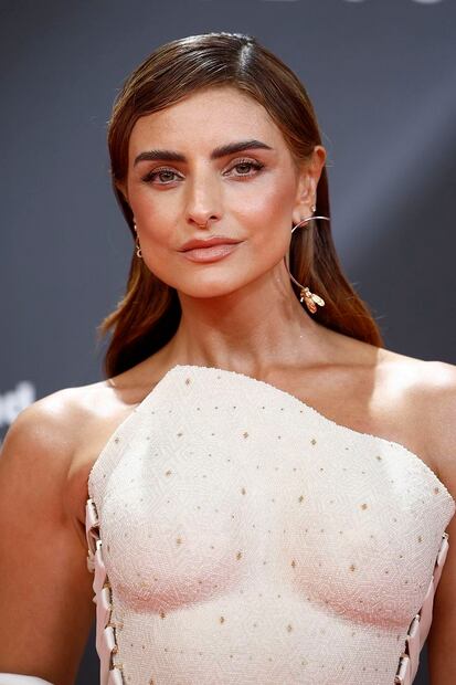 La piel de la actriz mexicana tiene un sutil brillo. Foto: EFE