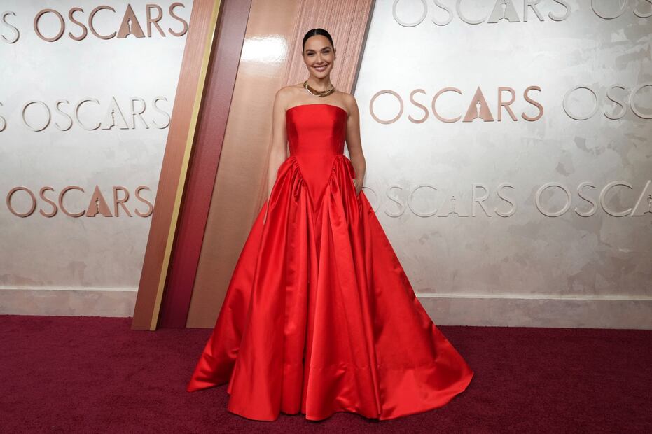 Gal Gadot en una vestido de Prada. Foto: AP